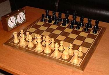 https://upload.wikimedia.org/wikipedia/commons/thumb/f/f3/Staunton_chess_set.jpg/300px-Staunton_chess_set.jpg